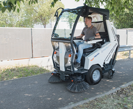 Oinezkoen guneetarako SMARTWIND erratz-makina elektrikoa, operadore batek gidatua