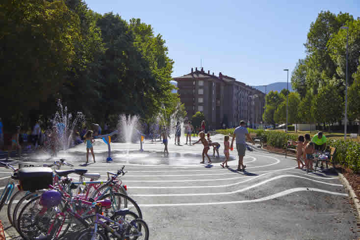 SPLASHPAD sakonerarik gabeko ur-parketan hiriko aisiarako