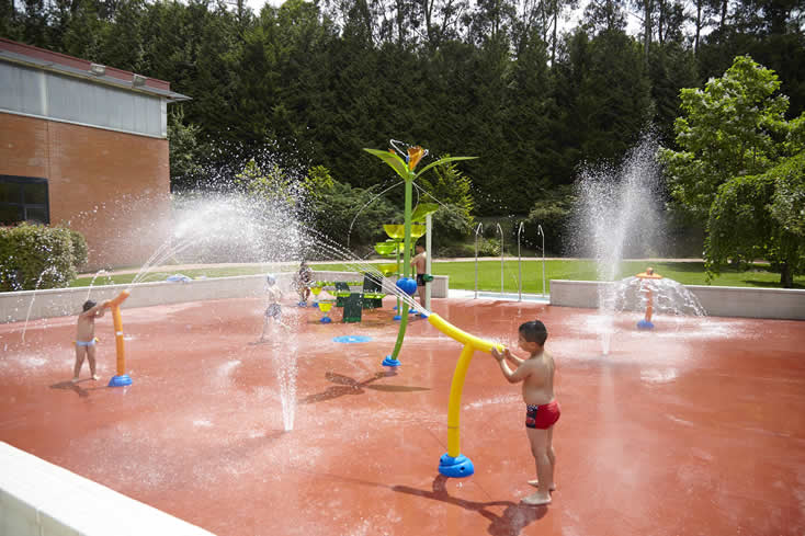 SPLASHPAD sakonerarik gabeko ur-parketan hiriko aisiarako